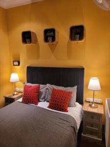 una camera da letto con un letto con due luci sul muro di The Residence - NO 8 a Edimburgo