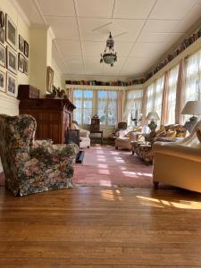 a large living room with couches and a chandelier at Estancia Río Penitente in Villa Tehuelche 