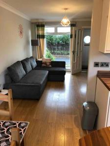 ein Wohnzimmer mit Sofa und Tisch in der Unterkunft Cosy Home with Free Parking Near Edinburgh St Andrews M90 & Amazon in Dunfermline