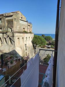 balcón con vistas a un edificio antiguo en Marolù Casa Vacanze en Vietri
