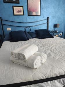1 dormitorio con 1 cama con toallas en Marolù Casa Vacanze en Vietri