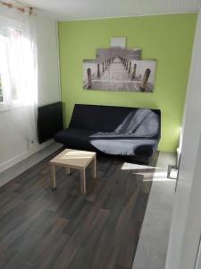 salon z kanapą i stołem w obiekcie Guern ,maison à la campagne w mieście Guern