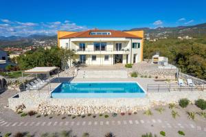 Πισίνα στο ή κοντά στο Luxury Villa Oštro with pool & Krk bridge view