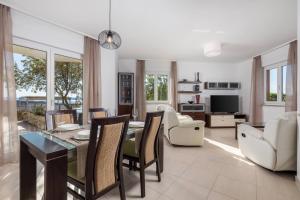 Μια τηλεόραση ή/και κέντρο ψυχαγωγίας στο Luxury Villa Oštro with pool & Krk bridge view