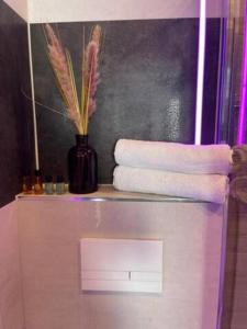 un montón de toallas sentadas en un estante en un baño en #1 TGHA Luxury Studio Apartment in Athlone, en Athlone