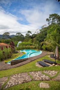 una piscina en medio de un jardín en KANTU GARDEN LODGE, en Moyobamba