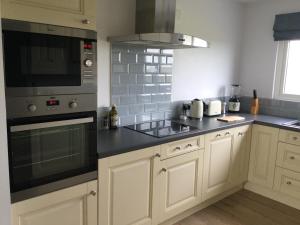 A cozinha ou cozinha compacta de Woodlands Coastal Apartment