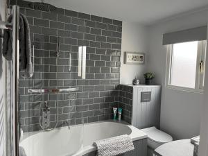 Um banheiro em Woodlands Coastal Apartment