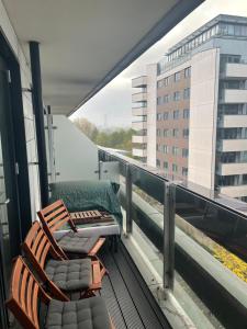2 sillas en un balcón con vistas a un edificio en Amazing apartment moments away from the heart of London, en Londres