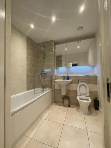 Koupelna v ubytování Amazing apartment moments away from the heart of London + 4 fotografie