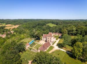 Saint-Martin-des-CombesにあるCHATEAU DE LASCOUPSのスイミングプール付きの家屋の空中ビュー