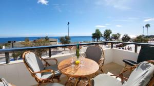 balcone con tavolo, sedie e vista sull'oceano di SEAVIEW y BEACH 1 línea Vistas al Mar Renovado a Fuengirola