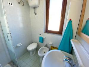 A bathroom at Paradise Flat - View, Garden & Parking (200Mt Sea)