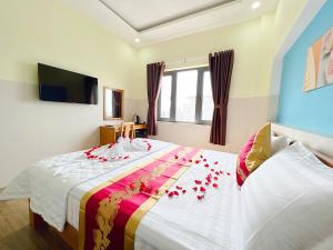 sypialnia z łóżkiem z czerwonymi płatkami róż w obiekcie Sea Star Hotel w mieście Phan Thiet
