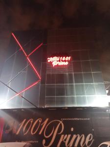 um sinal de néon na lateral de um edifício em Hotel 1001 Prime - Ceilândia em Brasília