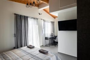 um quarto com uma cama e uma secretária em Deluxe Διαμερισμα em Patra