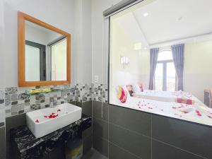 Sea Star Hotel في فان ثيت: حمام مع حوض ومرآة