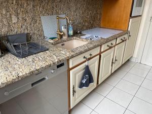 Kuchyň nebo kuchyňský kout v ubytování L Ensorcel Mans, séjour magique en coeur de ville + 7 fotografií