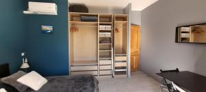 Habitación pequeña con 1 habitación con 1 cama y 1 habitación con 1 habitación en La Villa Provençale, en Lorgues