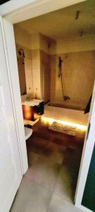 een badkamer met een douche, een toilet en een wastafel bij Twoj Czas in Krakau