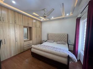Una cama o camas en una habitación de Haven Lodge, Family Suite with Lounge & Kitchen
