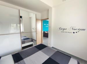 ein Schlafzimmer mit schwarz-weiß kariertem Boden in der Unterkunft Apartment Panorama in Jadranovo