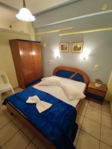 une chambre avec un lit orné d'une croix dans l'établissement Studios Dafni, à Paralia Katerinis