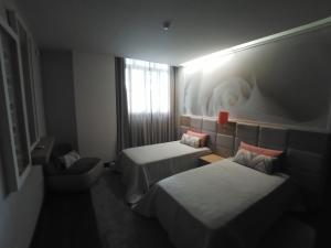 ein Hotelzimmer mit 2 Betten und einem Fenster in der Unterkunft CASA DE PERAIS in Perais