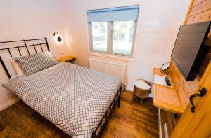 ein kleines Schlafzimmer mit einem Bett und einem TV in der Unterkunft Low Moor Lodge in Scarborough