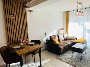 a living room with a couch and a table at L‘atelier in Châtenois