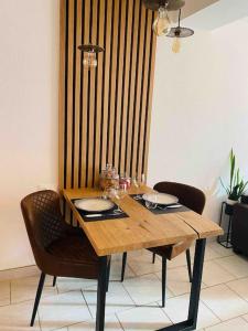 a wooden table with two chairs and a dining room at L‘atelier in Châtenois +9 photos