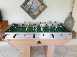 uma mesa de snooker com piscina em HOUSE SUITES DOMAINE em Rizómilos