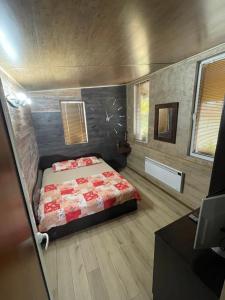 1 dormitorio con 1 cama y escritorio con TV en Къща за гости Голямо Дряново en Golyamo Dryanovo