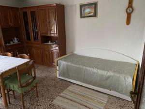 Schlafzimmer mit einem Bett, einem Tisch und Stühlen in der Unterkunft casa sulla roccia in Sperlinga