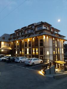 コパオニクにあるApart Hotel & Spa Zoned II, apartman Bebi, br 1411の駐車場に車が駐車されている大きな建物