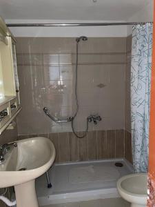 ein Bad mit einer Badewanne, einem Waschbecken und einer Dusche in der Unterkunft casa sulla roccia in Sperlinga