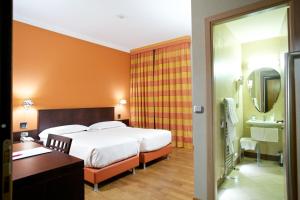 Habitación de hotel con cama y baño en Hotel Dei Vicari, en Scarperia