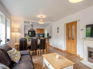 TV a/nebo společenská místnost v ubytování Cosy 3 bedroom home in centre of Brodick