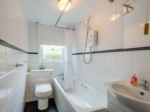 Koupelna v ubytování Cosy 3 bedroom home in centre of Brodick