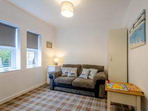 Posezení v ubytování Cosy 3 bedroom home in centre of Brodick