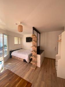 - une chambre avec un lit et une étagère dans l'établissement Studio moderne et cosy avec balcon et parking, à Périgueux