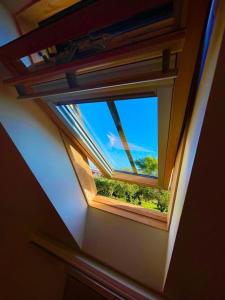 uma clarabóia num quarto com uma janela em The Little Gable em Wavendon