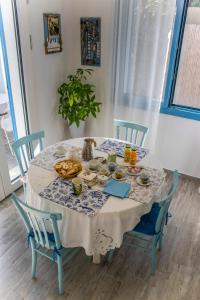 una mesa de comedor con un plato de comida. en Casa Cristina, en Porto Pino