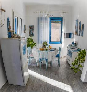 uma sala de jantar com uma mesa e cadeiras e uma janela em Casa Cristina em Porto Pino