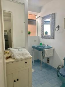 a bathroom with a blue sink and a mirror at Lindos Apartamentos en San Isidro in Lima