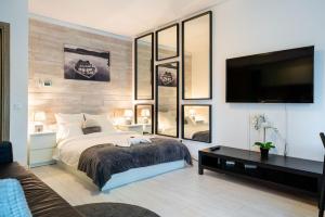 ブカレストにある21 Residence Studioのベッドルーム(大型ベッド1台、薄型テレビ付)
