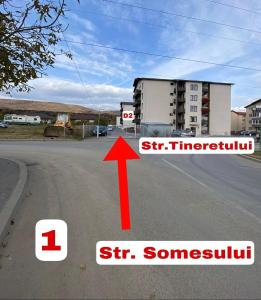 un'immagine di una strada vuota con una freccia rossa di Relaxing Flat Floresti a Floreşti