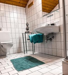 een badkamer met een wastafel en een toilet bij Casa Gomes in Gaschurn