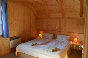 1 Schlafzimmer mit 2 Betten in einer Holzhütte in der Unterkunft Ferienhaus Kreischberg in Sankt Lorenzen ob Murau