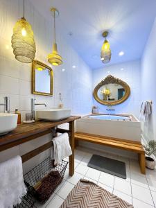 La salle de bains est pourvue d'une baignoire et d'un grand miroir. dans l'établissement The View Rotonde, Amiens Hyper-centre, à Amiens